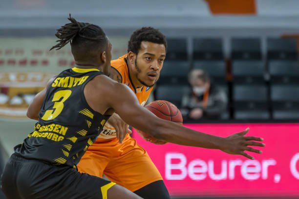 并且极大地 并且极大地