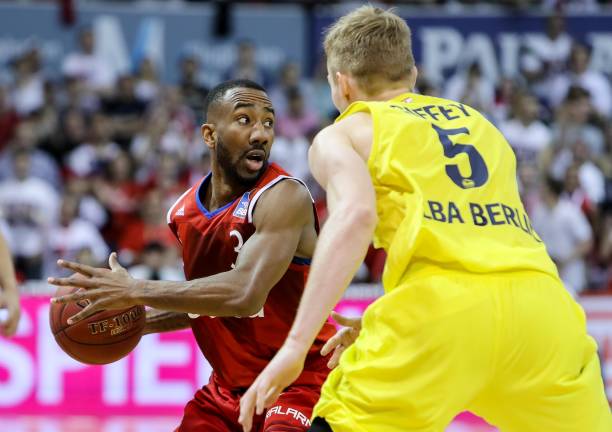 展现强硬的 展现强硬的